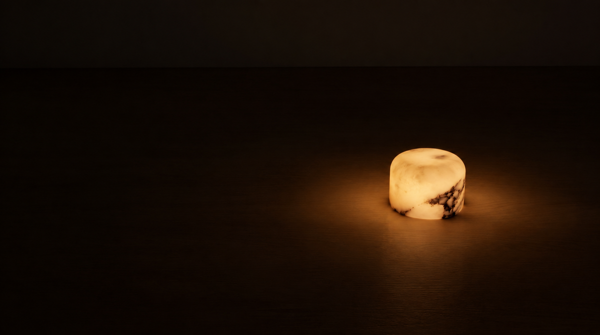 Lampe en albâtre Albéa allumée, veines sombres dans la pierre